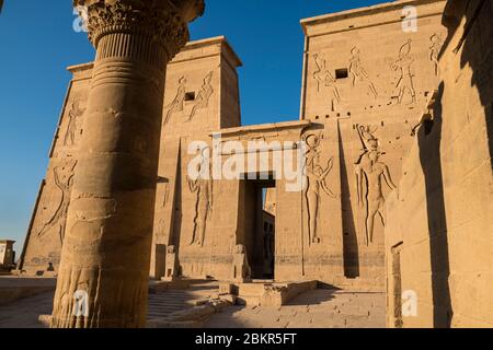 Ägypten, Oberägypten, Niltal, Assuan, Agilkia Insel, Philae Tempel als Weltkulturerbe der UNESCO, zweiter Pylon aus dem Isis Tempel Stockfoto