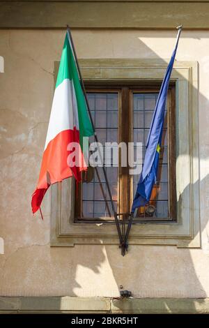 Italienische Flagge (Bandiera d'Italia / il Tricolore & EU Flagge (Flagge Europas oder Europaflagge), die auf dem Markusplatz, Florenz, Italien, fliegt. Stockfoto