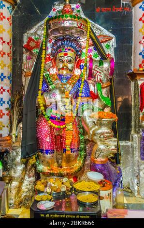 JODHPUR, INDIEN – DEZ. 02, 2019: Herr Shri Kala Bheruji Hindu Gottes Idol innerhalb Sree Kala Gora Bheruj Nath Tempel, Mandore Garten, Jodhpur, Rajasthan, Stockfoto