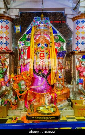 JODHPUR, INDIEN – DEZ. 02, 2019: Herr Ganesha Elefant-Kopf Hindu Gottes Idol innerhalb Sree Kala Gora Bheruj Nath Tempel, Mandore Garten, Rajasthan. Stockfoto