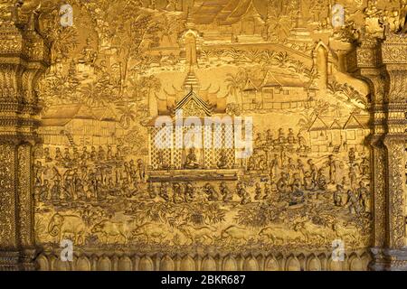 Laos, Luang Prabang Stadt UNESCO Weltkulturerbe, Wat Mai Tempel, Bas Relief Schnitzerei an der Wand Stockfoto