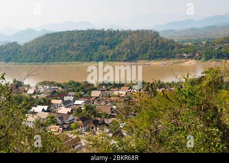 Laos, Luang Prabang Stadt UNESCO Weltkulturerbe, Blick auf die Stadt von Phu Si Hill, Stockfoto