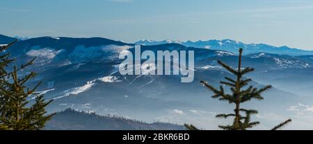 Herrliche Aussicht von Majurka Wislanska Hügel im Winter Beskid Slaski Berge in Polen mit niedrigeren Hügeln von Beskid Zywiecki Berge und höheren Gipfeln der Stockfoto