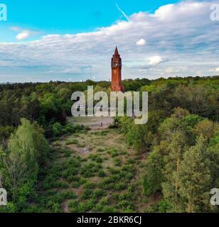 Berlin, Deutschland. Mai 2020. Der Grunewald Turm ist ein Aussichtsturm auf dem Karlsberg. Am westlichen Rand des Grunewalds an der Havelchaussee gelegen, bietet es von der Aussichtsplattform in 36 Metern Höhe einen Blick über die Havel. Franz Schwechten entwarf den 55 Meter hohen Turm aus rotem Backstein im Stil der Märkischen Backsteingotik, der zwischen 1897 und 1899 zum 100. Geburtstag des 1888 verstorbenen preußischen Königs Wilhelm I. errichtet wurde. Quelle: Paul Zinken/dpa-Zentralbild/ZB/dpa/Alamy Live News Stockfoto