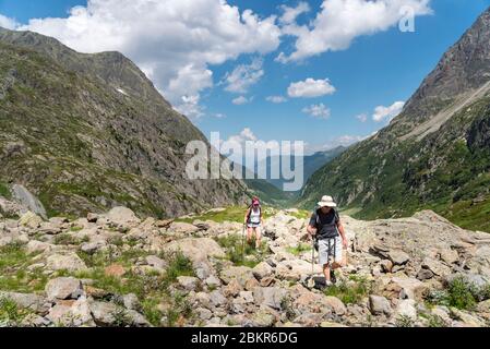 Frankreich, Haute-Savoie (74), Vallorcine, Naturschutzgebiet Vallon de B?rard, Wanderer, die zum Col de B?rard (2460m) klettern Stockfoto