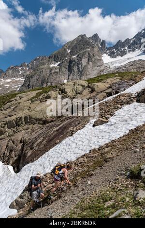 Frankreich, Haute-Savoie (74), Vallorcine, Naturschutzgebiet Vallon de B?rard, Wanderer, die zum Col de B?rard (2460m) klettern Stockfoto