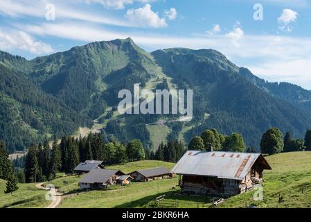 Frankreich, Haute-Savoie (74), Massif du Chablais, La Chapelle-d'Abondance, Naturschutzgebiet des Mont de Grange, die Chalets in der Alm les Boudimes Stockfoto