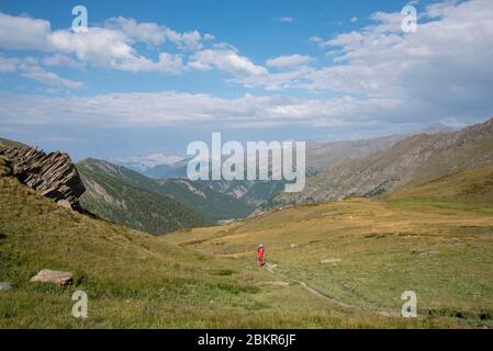 Frankreich, Hautes-Alpes (05), regionaler Naturpark Queyras, Abries, Col bouchet, Wanderer, die zum Col Bouchet hinaufgehen, im Hintergrund die Queyras Berge Stockfoto