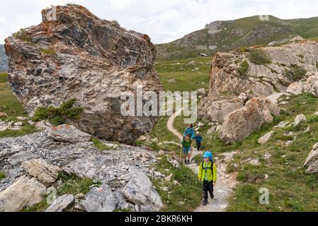 Frankreich, Hautes-Alpes (05), regionaler Naturpark Queyras, Arvieux, Wanderer, die in Richtung der Hütte Furfande wandern Stockfoto