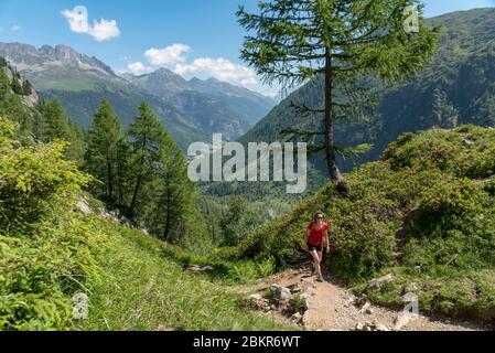 Frankreich, Haute-Savoie (74), Argenti?re, Lac de la Remuaz, Wanderer auf der GRP Tour du Pays du Mont-Blanc Stockfoto