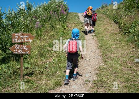 Frankreich, Haute-Savoie (74), Saint-Gervais, le Prarion, Wanderer auf dem Weg zum Gipfel des le Prarion Stockfoto