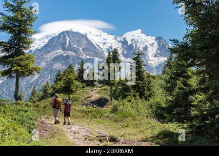 Frankreich, Haute-Savoie (74), Saint-Gervais, le Prarion, Wanderer auf dem Weg zum Gipfel des le Prarion, im Hintergrund das Mont-Blanc-Massiv Stockfoto