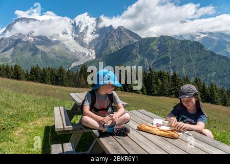 Frankreich, Haute-Savoie (74), Saint-Gervais, Le Prarion, Picknick im Chalet La Charme mit dem Mont-Blanc-Massiv im Hintergrund (MR) Stockfoto