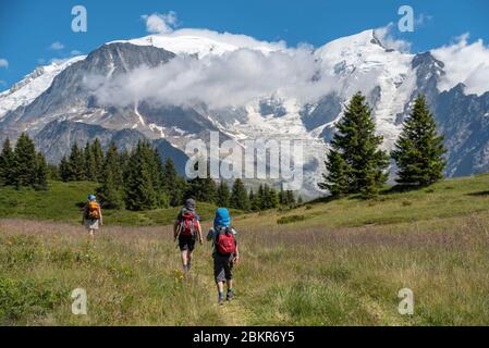 Frankreich, Haute-Savoie (74), Saint-Gervais, le Prarion, Wanderer, die zum Chalet La Charme mit dem Mont-Blanc-Massiv im Hintergrund hinabsteigen (MR) Stockfoto