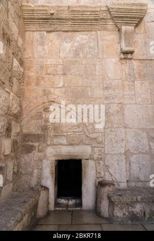 Palästina, Bethlehem, der Eingang der Geburtskirche in Bethlehem im besetzten Westjordanland. Die ursprüngliche Basilika wurde 339 n. Chr. über der Geburtsgrotte, die der traditionelle Geburtsort von Jesus ist, erbaut. Es ist die älteste kontinuierlich genutzte Kultstätte im Christentum. Es wurde durch ein Feuer um 529 n. Chr. zerstört, aber vor 565 n. Chr. WIEDER aufgebaut WURDE ES ZUM UNESCO-Weltkulturerbe. Stockfoto