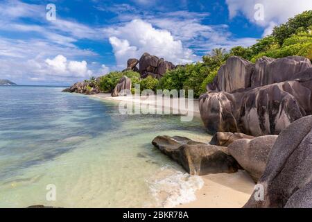 Seychellen, Digue Insel, Schwimmen am Strand Quelle Anse d'Argent und Granit Felsen Stockfoto