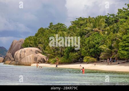 Seychellen, Digue Insel, Schwimmen am Strand Quelle Anse d'Argent und Granit Felsen Stockfoto