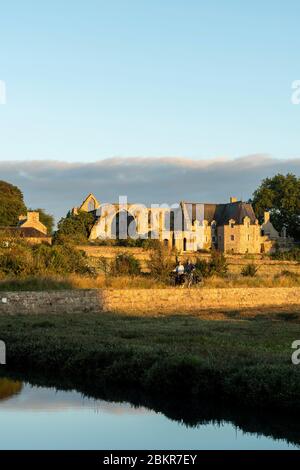 Frankreich, C?tes d'Armor, Paimpol, Radtouristen vor der Abtei von Beauport bei Tagesanbruch, entlang der Maritime Fahrrad Route Stockfoto