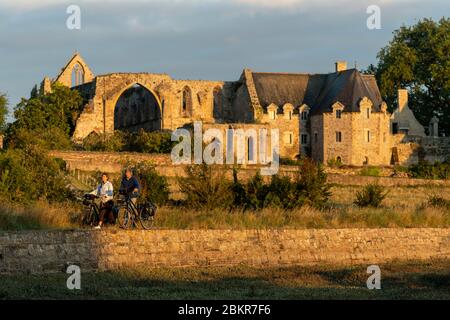 Frankreich, C?tes d'Armor, Paimpol, Radtouristen vor der Abtei von Beauport bei Tagesanbruch, entlang der Maritime Fahrrad Route Stockfoto