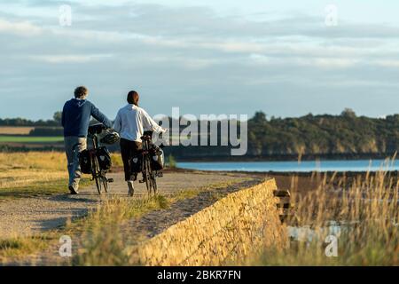 Frankreich, C?tes d'Armor, Paimpol, Radtouristen vor der Abtei von Beauport bei Tagesanbruch, entlang der Maritime Fahrrad Route Stockfoto