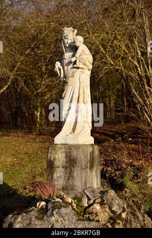 Frankreich, Meuse, Pagny sur Meuse, die Kapelle Notre Dame de Massey aus dem 13. Jahrhundert, die den Besuch von Jeanne d'Arc erhalten hat, die im Februar 1429 hierher kam, um dort zu beten, Statue der Jungfrau und Kind aus Gusseisen aus dem Jahr 1935 Stockfoto