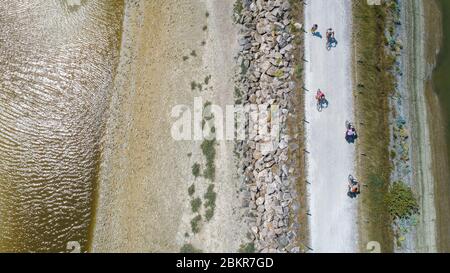 Frankreich, Somme, Le Crotoy, Radtouristen in der Baie de Somme entlang der Seefahrradroute (Luftaufnahme) Stockfoto