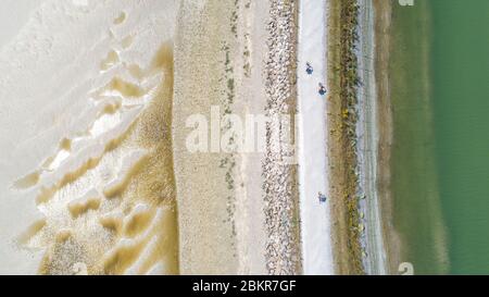 Frankreich, Somme, Le Crotoy, Radtouristen in der Baie de Somme entlang der Seefahrradroute (Luftaufnahme) Stockfoto