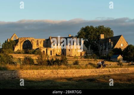 Frankreich, C?tes d'Armor, Paimpol, Radtouristen vor der Abtei von Beauport bei Tagesanbruch, entlang der Maritime Fahrrad Route Stockfoto