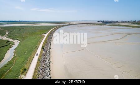 Frankreich, Somme, Le Crotoy, Radtouristen in der Baie de Somme entlang der Seefahrradroute (Luftaufnahme) Stockfoto