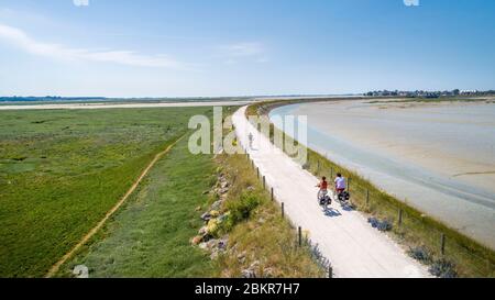 Frankreich, Somme, Le Crotoy, Radtouristen in der Baie de Somme entlang der Seefahrradroute (Luftaufnahme) Stockfoto