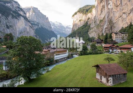 Schweiz, Berner Oberland, Interlaken, das Dorf Lauterbrunnen vom Jungfrauzug aus gesehen, der Wildbach Weisse Lutschine und der Wasserfall Staubbachfall Stockfoto