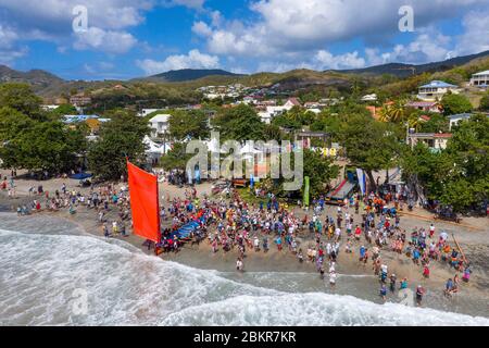 Frankreich, Martinique, Baie du Diamant, yole ronde de Martinique, Start vom Strand, Rennen um die Inschrift auf das immaterielle Erbe der UNESCO (Aerial View) Stockfoto