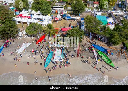 Frankreich, Martinique, Baie du Diamant, yole ronde de Martinique, am Strand vor dem Rennen um die Inschrift auf das immaterielle Erbe der UNESCO (Aerial View) Stockfoto