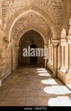 Palästina, Bethlehem, die neugotische Kirche der Heiligen Katharina grenzt an die Geburtskirche in Bethlehem und wird von der römisch-katholischen Kirche verwaltet. Es ist über der Grotte des Heiligen Hieronymus, der in der Höhle lebte, während die Bibel ins Lateinische übersetzt wurde, gebaut. Besetzte Westbank. Es ersetzte eine Reihe von älteren Klöstern und Kapellen auf dem Gelände. Stockfoto