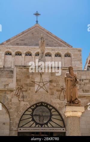 Palästina, Bethlehem, die neugotische Kirche der Heiligen Katharina grenzt an die Geburtskirche in Bethlehem und wird von der römisch-katholischen Kirche verwaltet. Es ist über der Grotte des Heiligen Hieronymus, der in der Höhle lebte, während die Bibel ins Lateinische übersetzt wurde, gebaut. Besetzte Westbank. Es ersetzte eine Reihe von älteren Klöstern und Kapellen auf dem Gelände. Stockfoto