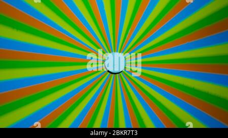 Hypnotisch Spinnrad - bunte Streifen. Optisches Verzerrungskonzept Stockfoto