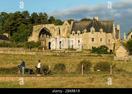 Frankreich, C?tes d'Armor, Paimpol, Radtouristen vor der Abtei von Beauport bei Tagesanbruch, entlang der Maritime Fahrrad Route Stockfoto