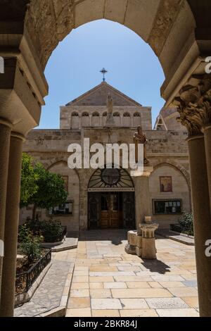 Palästina, Bethlehem, die neugotische Kirche der Heiligen Katharina grenzt an die Geburtskirche in Bethlehem und wird von der römisch-katholischen Kirche verwaltet. Es ist über der Grotte des Heiligen Hieronymus, der in der Höhle lebte, während die Bibel ins Lateinische übersetzt wurde, gebaut. Besetzte Westbank. Es ersetzte eine Reihe von älteren Klöstern und Kapellen auf dem Gelände. Stockfoto