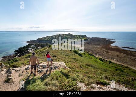 Frankreich, C?tes d'Armor, Trebeurden, Radtouristen am Bihit Tip, entlang der Seefahrrad-Route Stockfoto