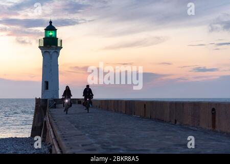 Frankreich, seine-Maritime, Saint-Valery-en-Caux, Radtouristen auf der C?te d'Alb?tre bei Sonnenuntergang entlang der Route des V?lo Maritime Stockfoto