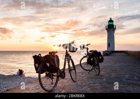 Frankreich, seine-Maritime, Saint-Valery-en-Caux, Radtouristen auf der C?te d'Alb?tre bei Sonnenuntergang entlang der Route des V?lo Maritime Stockfoto