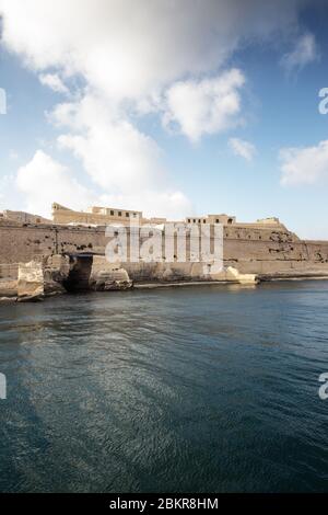 meereslandschaft des Gebäudes auf Fort Saint Elmo in malta aus dem Meer genommen Stockfoto