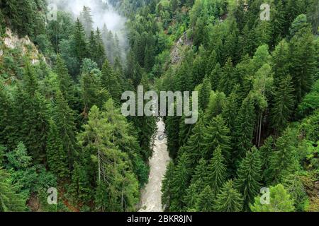 Schweiz, Kanton Wallis, Bellwald, von der Brücke zwischen Furgangen (Bellwald) und Muhlebach (Ernen), Rhone Stockfoto