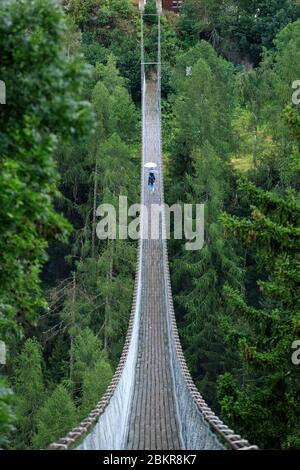 Schweiz, Kanton Wallis, Bellwald, Fußgängerbrücke zwischen Furgangen und Muhlebach an der Rhone Stockfoto