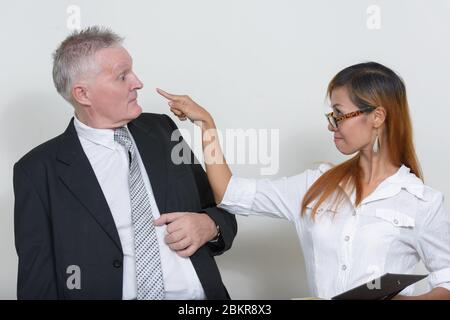 Ältere multi ethnischen Geschäft Paar kämpfen bei der Arbeit zusammen Stockfoto