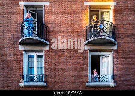 Frankreich, Paris, Sperrung des COVID-19 (oder Coronavirus), Rue de Charenton, 20 Uhr, Beifall auf dem Balkon Stockfoto