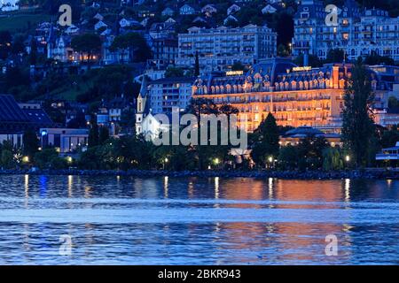 Schweiz, Kanton Waadt, Montreux, Genfersee, Hotel Fairmont Le Montreux Palace im Hintergrund Stockfoto