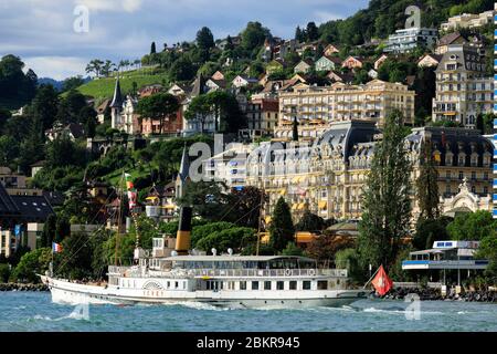 Schweiz, Kanton Waadt, Montreux, Boot auf dem Genfer See, Hotel Fairmont Le Montreux Palace im Hintergrund Stockfoto