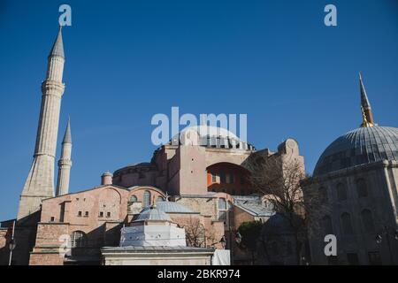 Blick auf die berühmte Hagia Sophia Kirche in Istanbul auf blauem Himmel Hintergrund, Minarette der Aya Sofia Moschee in der Türkei Stockfoto