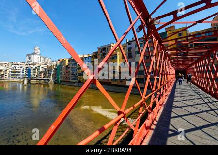 Spanien, Katalonien, Costa Brava, Girona, pont de les Peixateries Velles Brücke gebaut von der Eiffel Firma über Onya Fluss und gotische St. Mary's Cathedral im Hintergrund Stockfoto